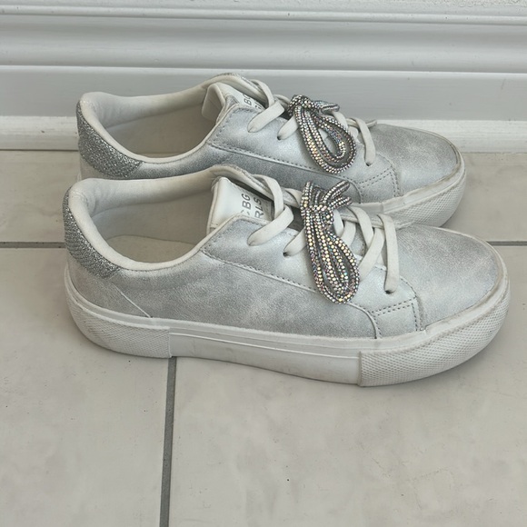 Super Cute!!! Girls Size 3 US dressy sneaker!! On trend crystal bow on each. - Picture 2 of 3